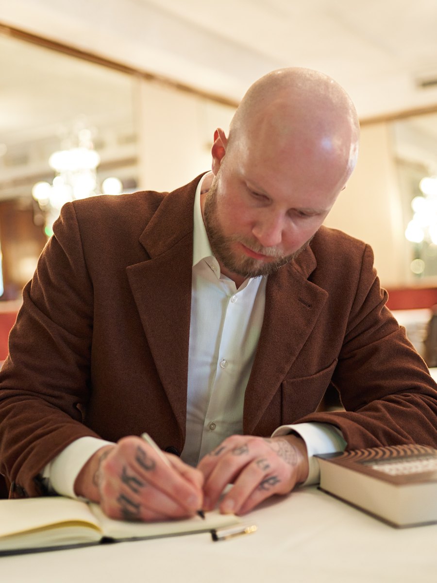 Florian Höper beim Schreiben an einem Buch