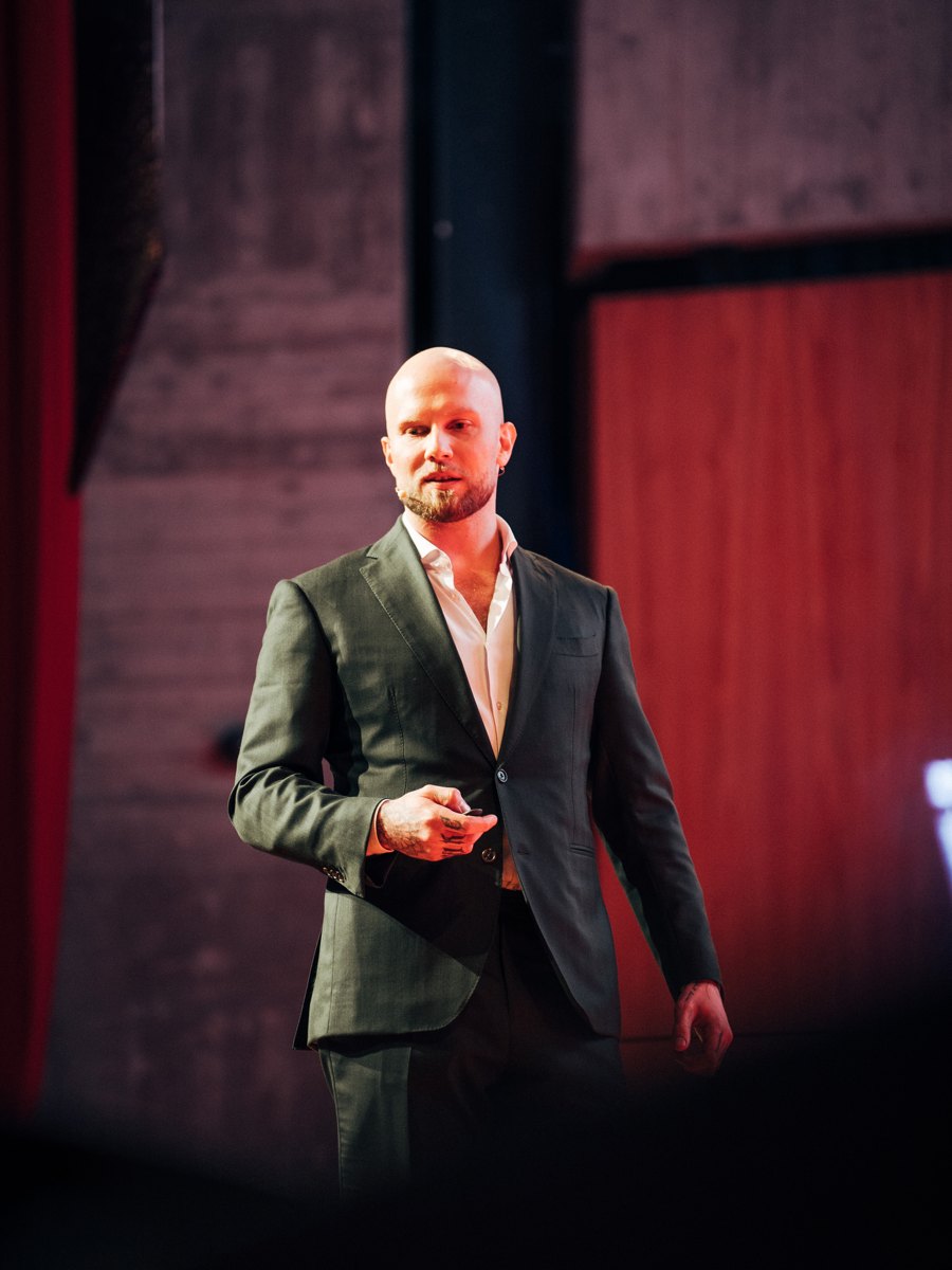 Florian Höper als Speaker auf der Bühne